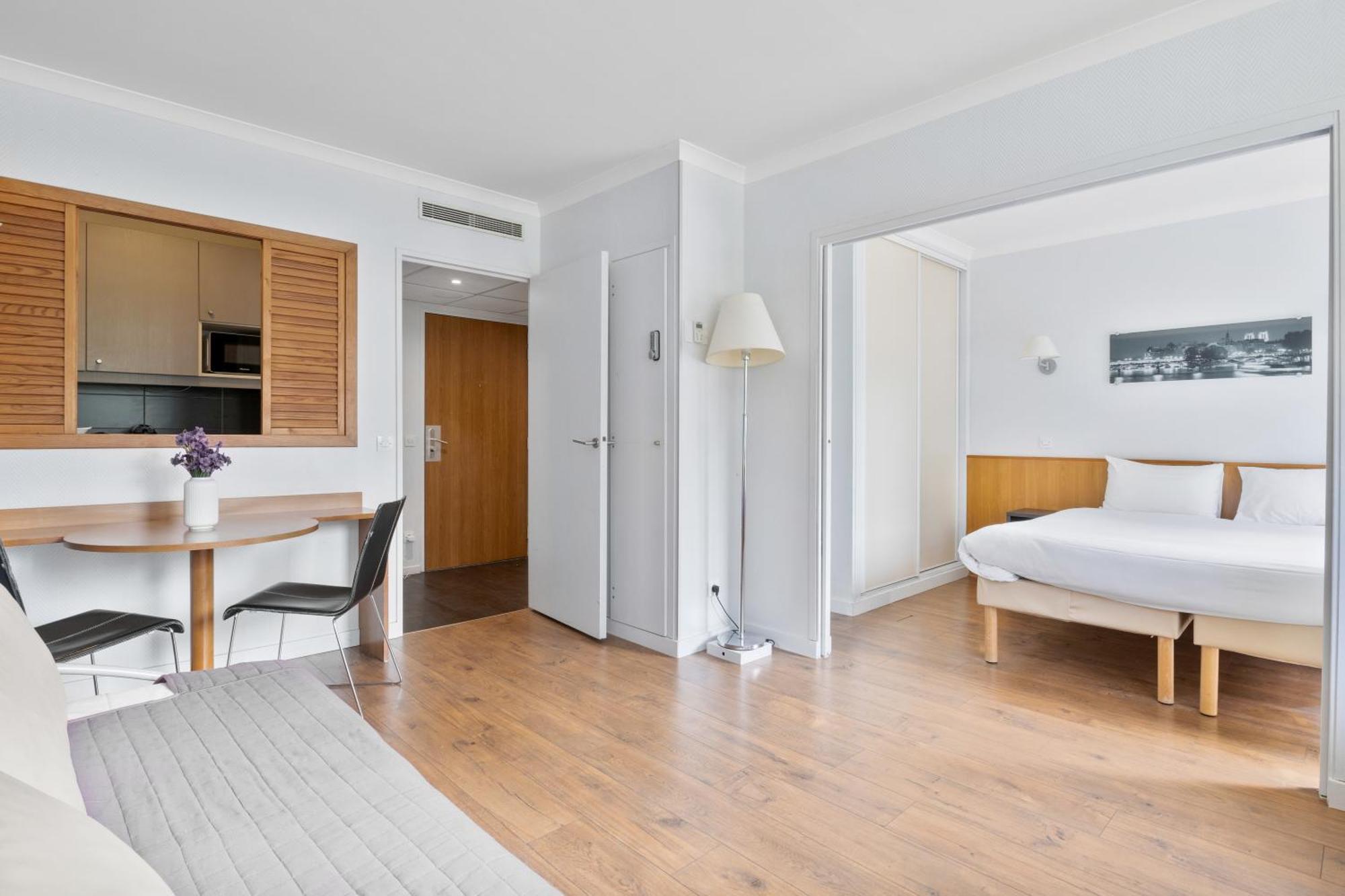 Grand Appartement Avec Balcon - Proche Parc Des Expo - Parking Privee إسّي لي مولينو المظهر الخارجي الصورة